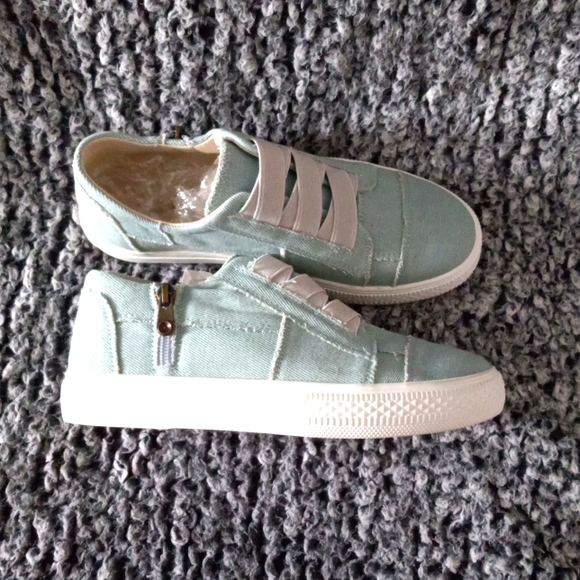 Sneakers - Picture 1 of 1